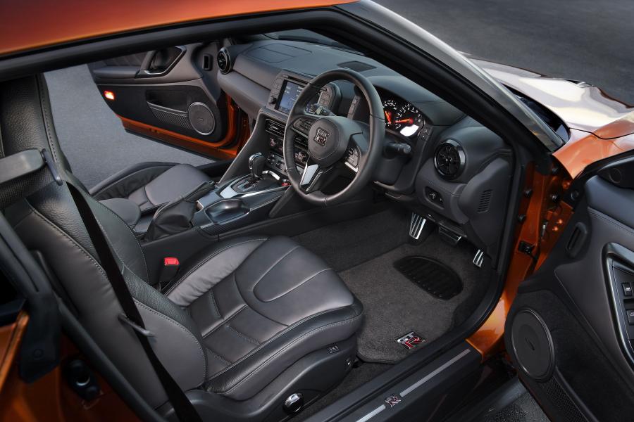 Интерьер Nissan GT-R 2016 года  (AU) (фото 2 из 28)